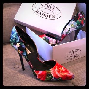 Gorgeous floral Steve Madden 4” heels!